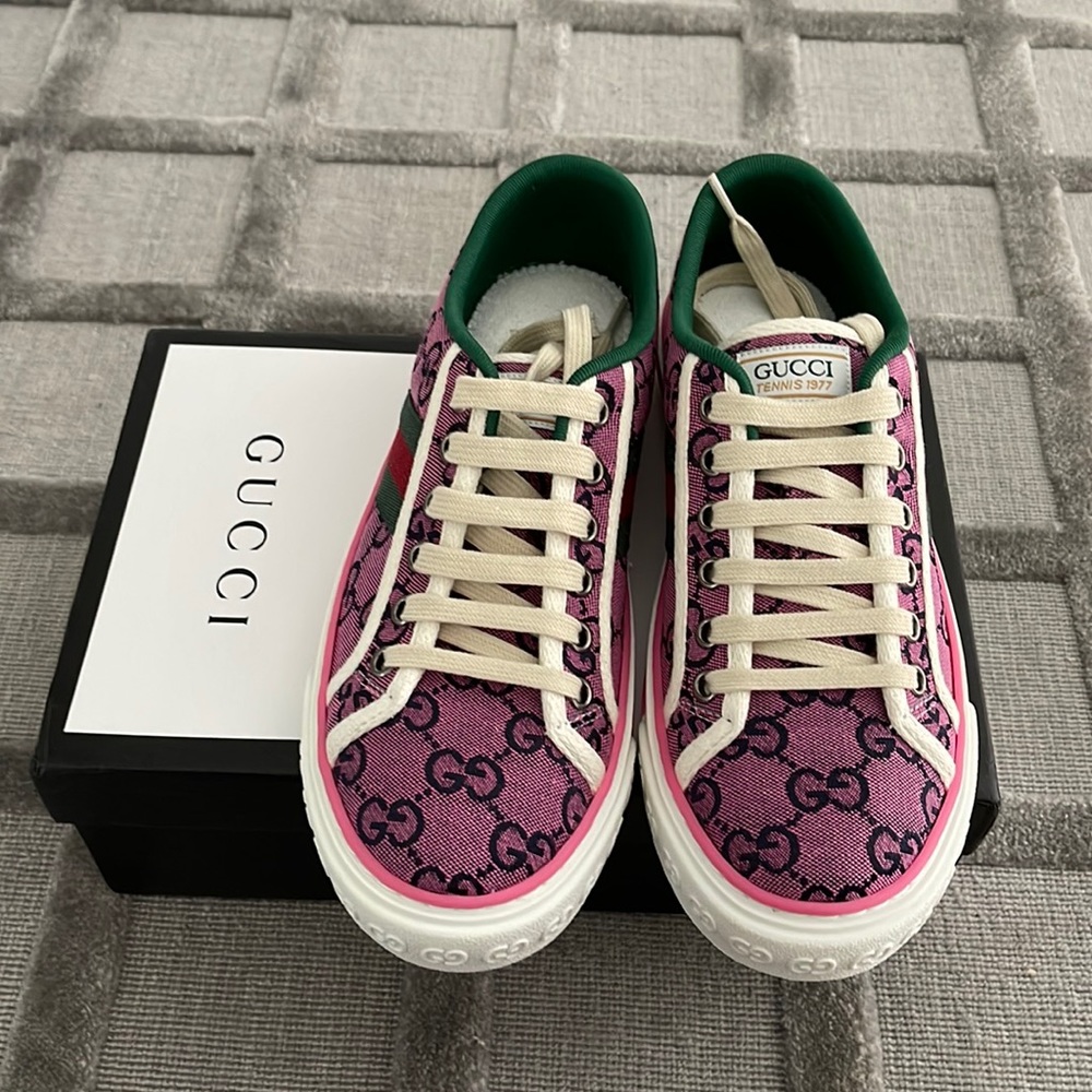 New Gucci Casual Tennis Shoes with 1977 label in pink canvas